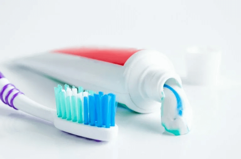 Зубная паста с фтором: использовать при лечении на элайнерах или нет?
